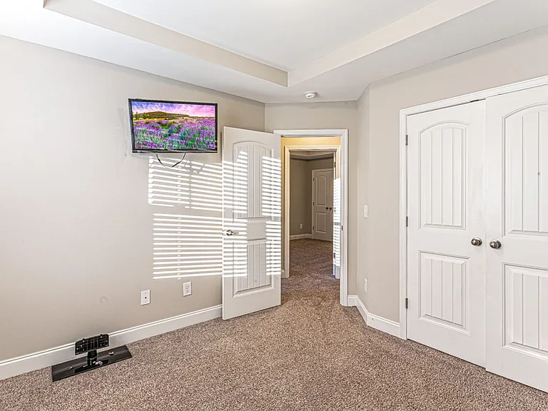 2240 Mannington Dr — Photo 39