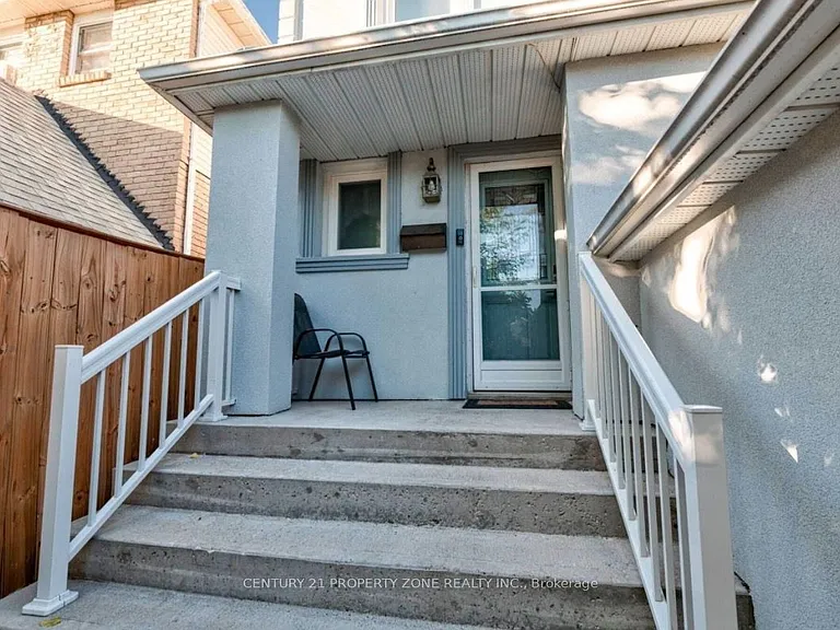 6 Roehampton Cres W — Photo 3