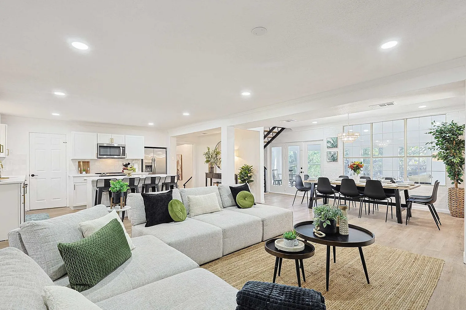 6 bed, 5.0 bath, 3519 sqft, $11,196 — Photo 4