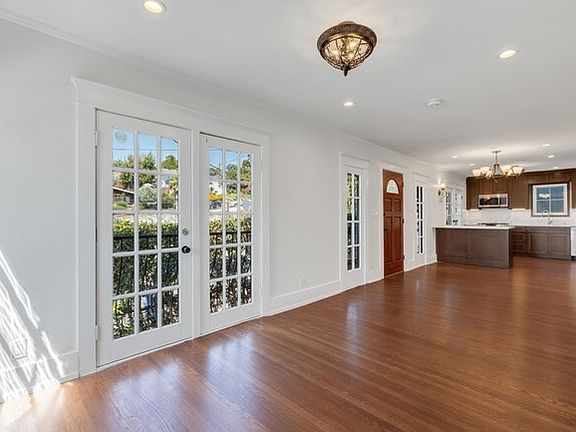 4th image of 2440 W Sunset Blvd