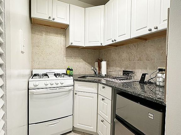 5th image of 35 E 38th St APT 7B