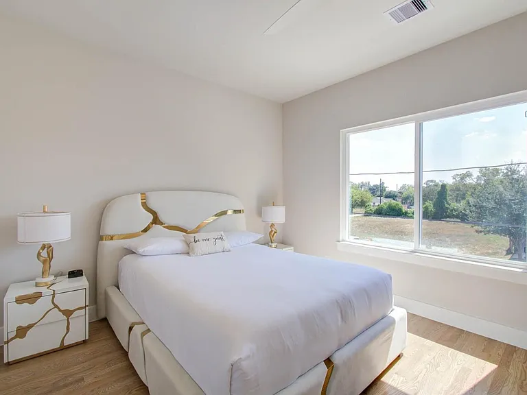 5215 Noble St #B — Photo 13
