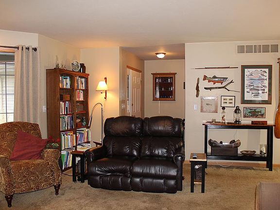 3rd image of 604 W Spruce Dr