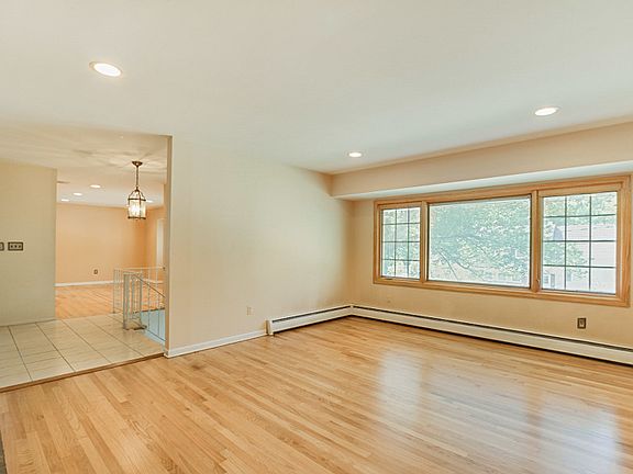 3rd image of 44 Memorial Road
