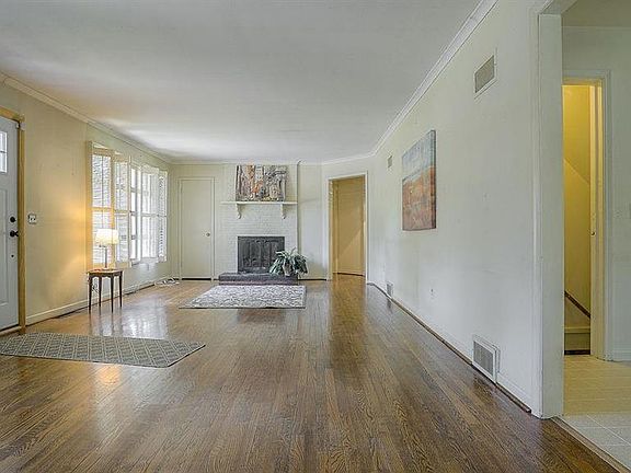 4th image of 6612 W 85th St
