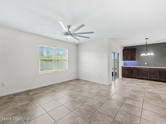 3rd image of 333 Guinevere Dr SW