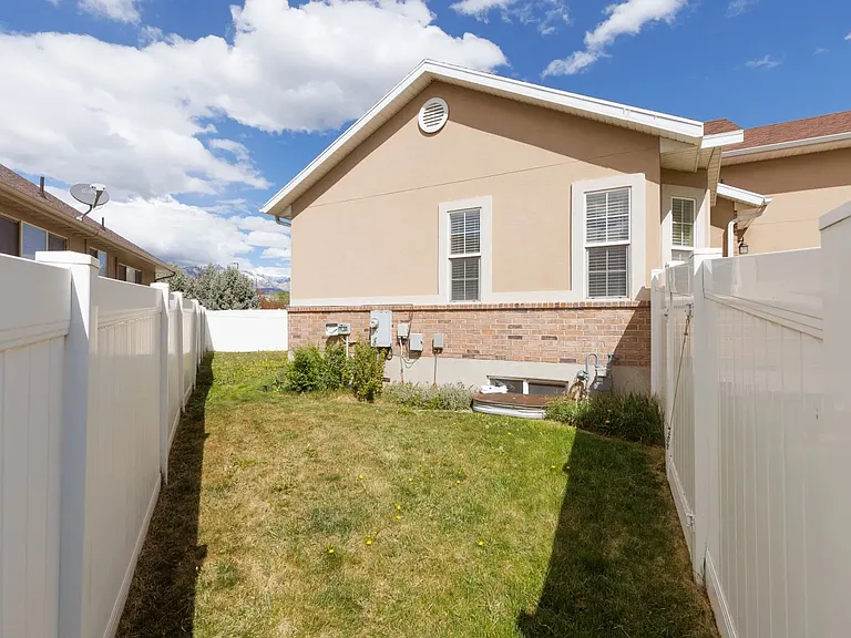 572 W 1260 N — Photo 19