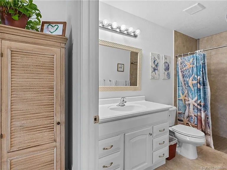 1529 NE Sunview Ter — Photo 16