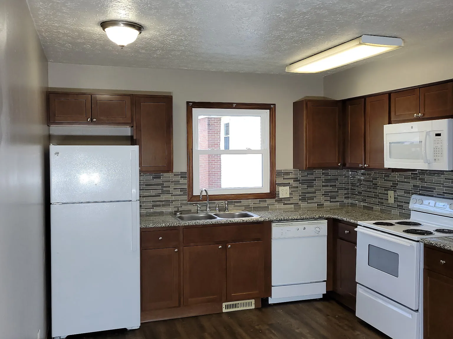865 Postiy St NW — Photo 2