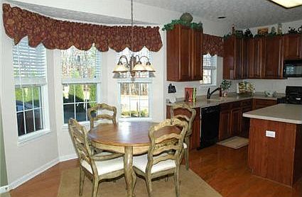 LIGHT-FILLED BREAKFAST AREA