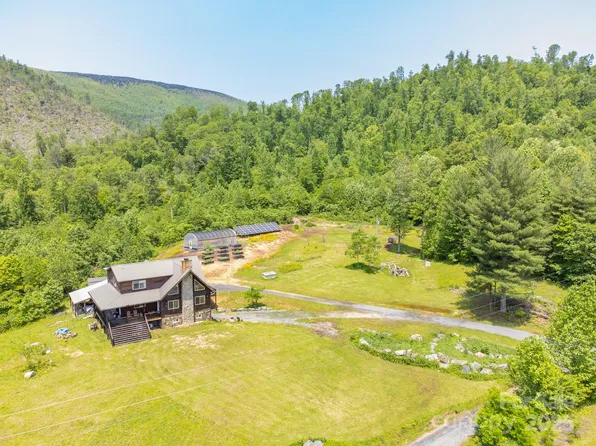 146 W Green Briar Ln, Green Mountain, NC 28740