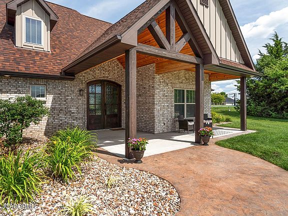 3rd image of 320 Summerhill Dr