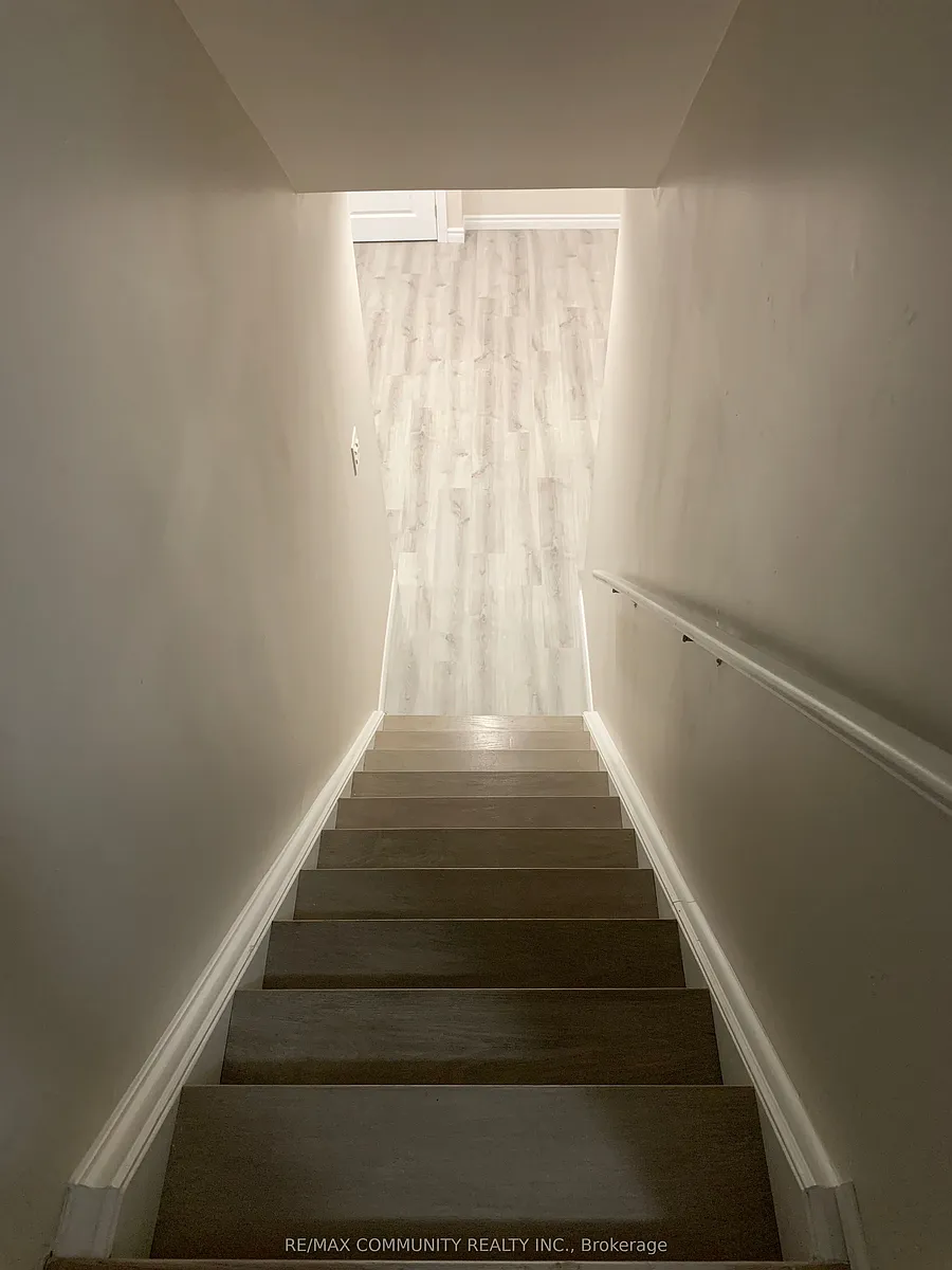 Building Photo - 70 Cantwell Cres #BASEMENT