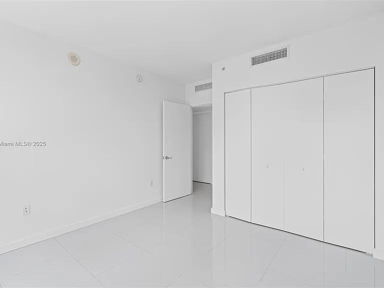 92 SW 3rd St #1 — Photo 8