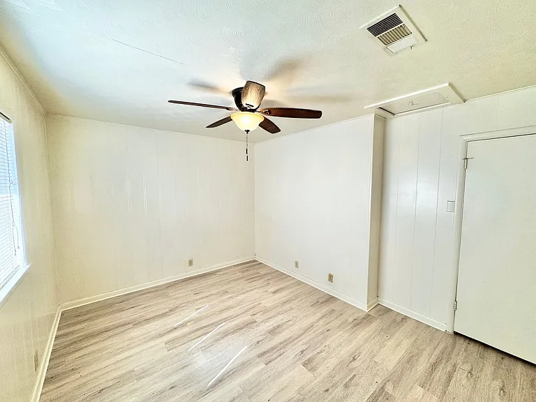 419 W Sycamore St — Photo 32