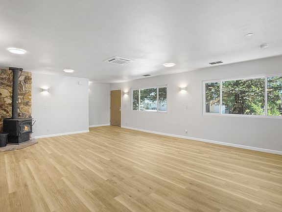 5th image of 310 Woodhill Dr