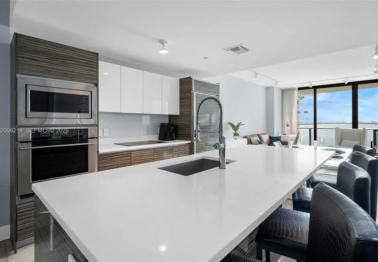 Icon Bay Condo — Photo 3