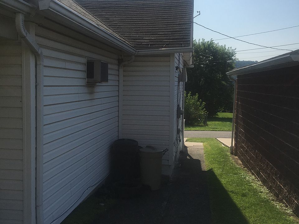 Sidewalk to back, easy entry