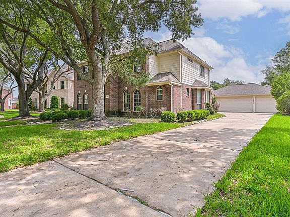 2nd image of 4111 Walkabout Cir