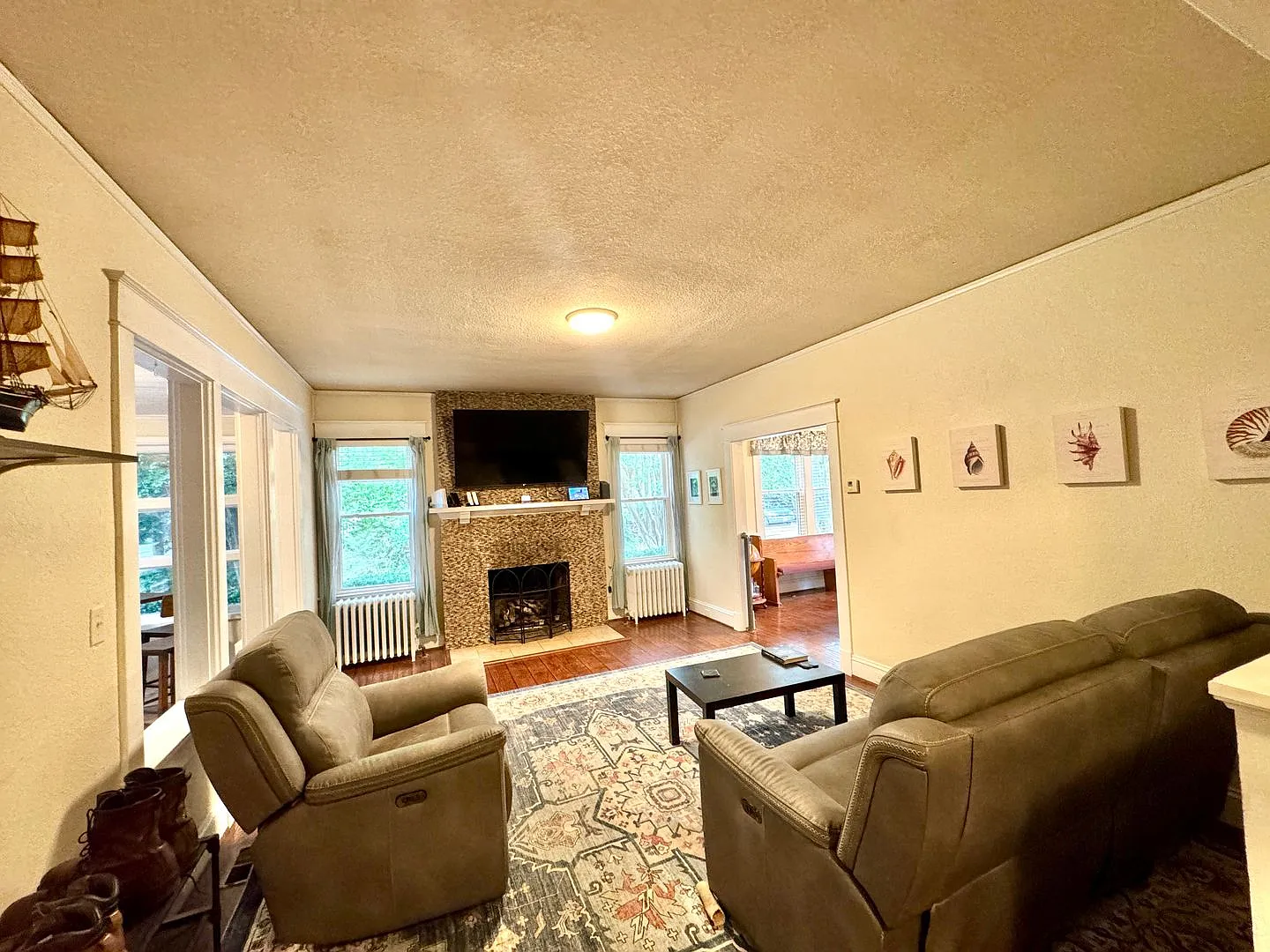 Beautiful Spacious Home with Mother-in-Law Suite — Photo 4