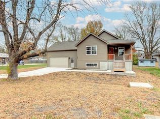 104 W 4th St W, Peculiar, MO 64078