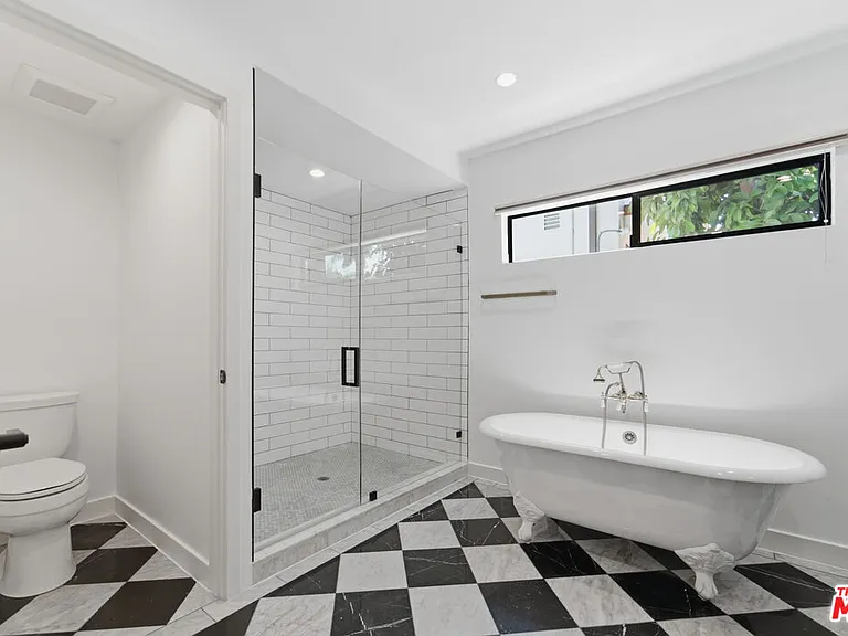 393 N Huntley Dr — Photo 7