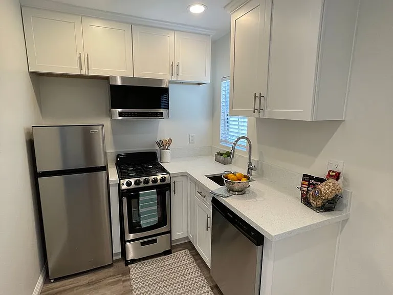 1415 S Marengo Ave. — Photo 10