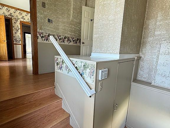 Side entry down to basement