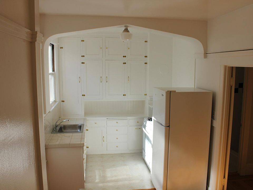1st image of 130 Lake St #9