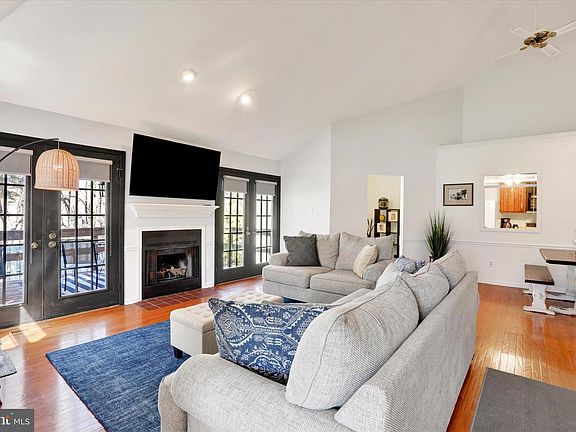 4th image of 1576 Applewood Cir