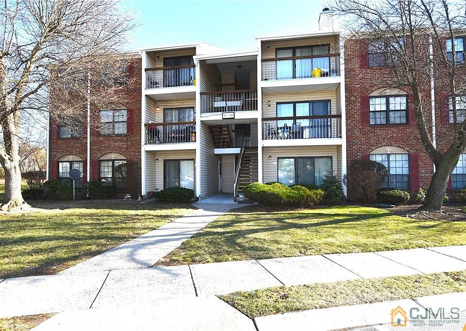 1st image of 326 Bromley Pl #326