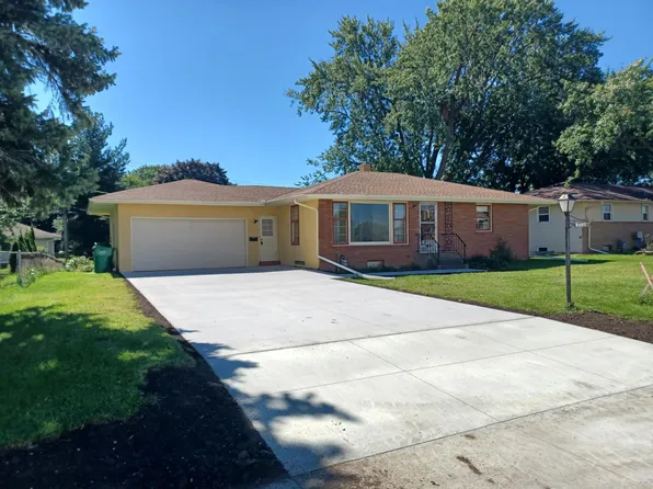 1426 County Road B W, Roseville, MN 55113