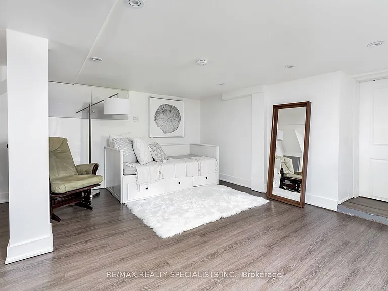 290 Westmount Ave #LOWER — Photo 5