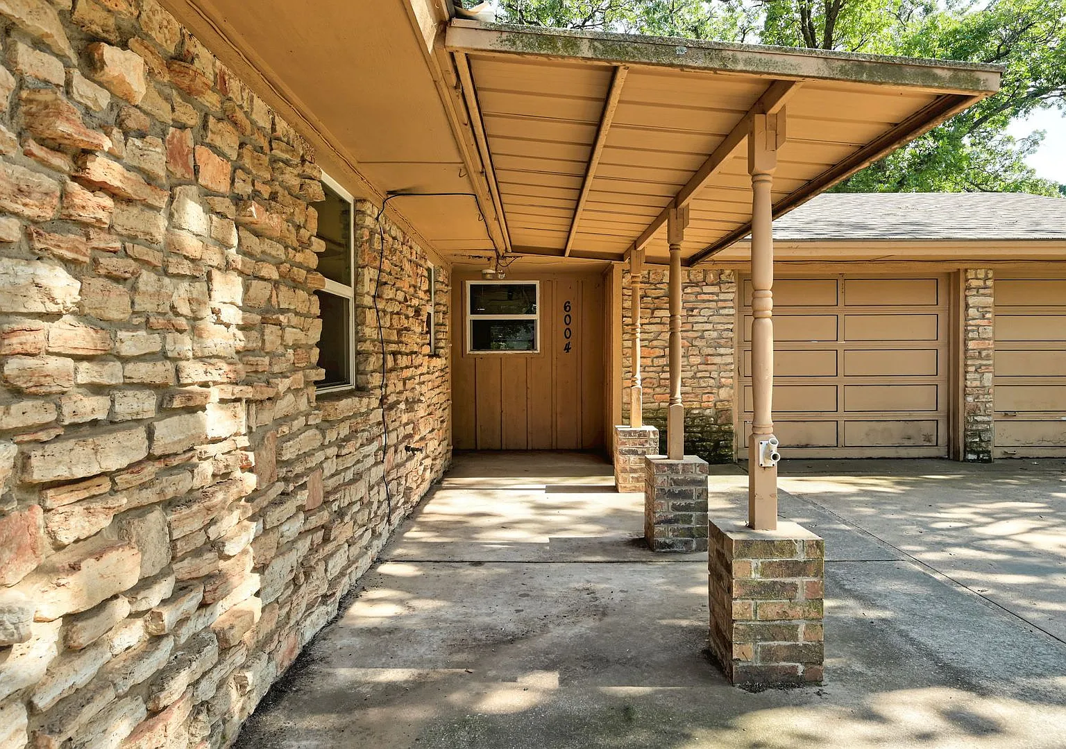 Charming 3-Bed, 1.5-Bath Home with 2-Car Garage Near NW 23rd & MacArthur — Photo 4