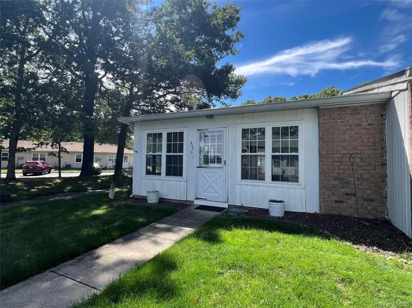 402A Woodbridge Drive #402A, Ridge, NY 11961