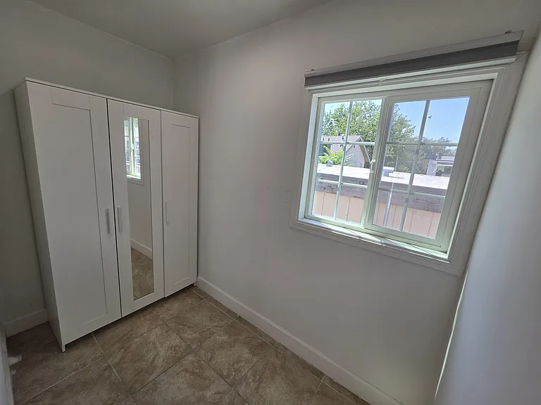 10533 Nassau Ave — Photo 9
