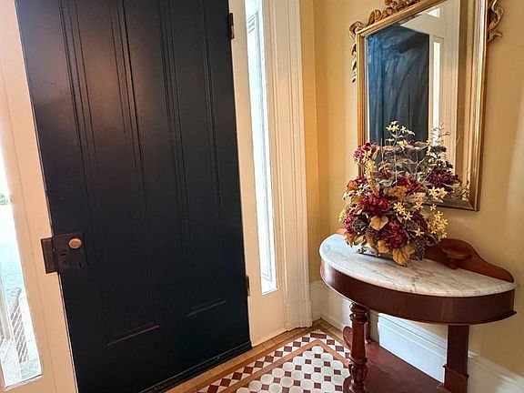 4th image of 200 E Pomfret St