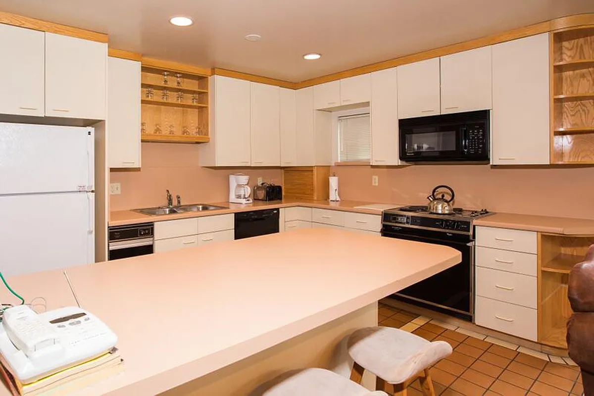 Building Photo - 1500 Three Kings Dr #41