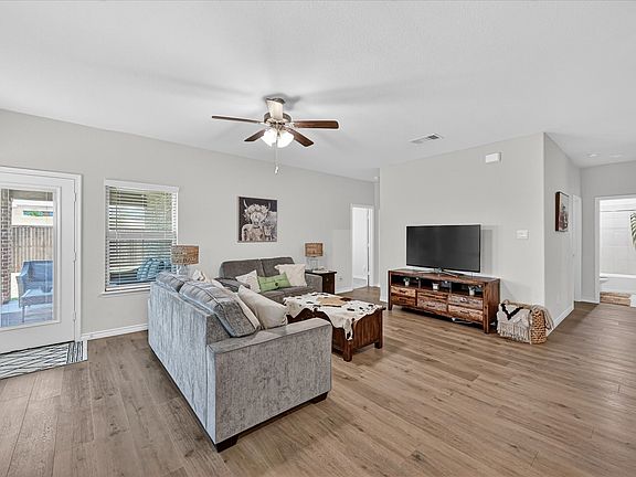 4th image of 315 Revolution Rd