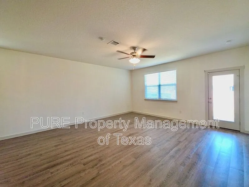 4 bed, 2.0 bath, 2017 sqft, $1,995 — Photo 4
