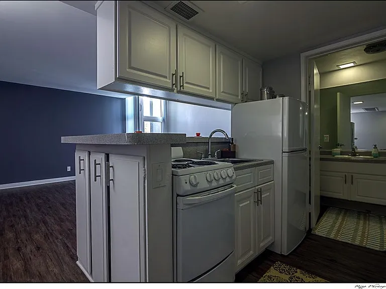 1001 Melrose Apartments — Photo 6