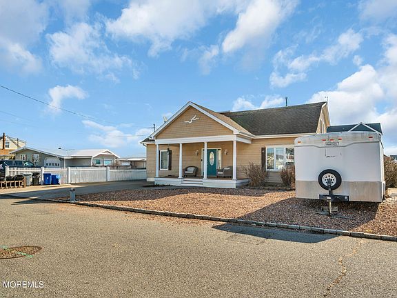 4th image of 828 Windward Dr