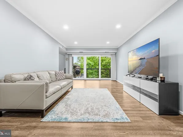 9715 Kings Crown Ct APT 201, Fairfax, VA 22031