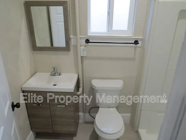 713 W 10th St #1 — Photo 10