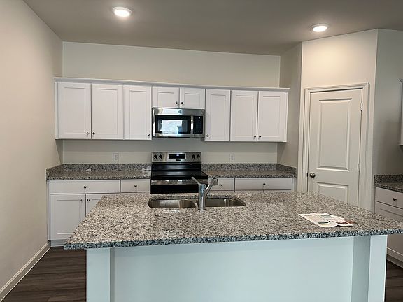 4th image of 5916 Sahara Dr