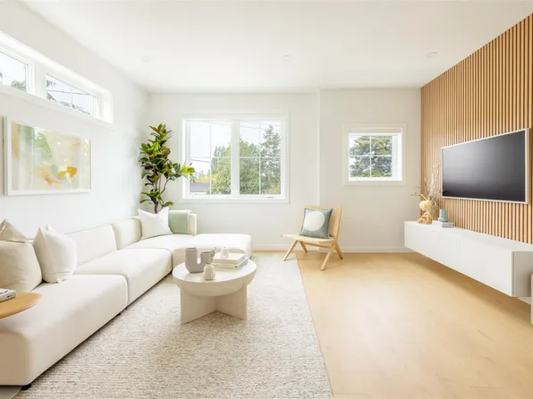 3450 Whittier Ave #Townhouse 11, Saanich, BC V8Z 3R2