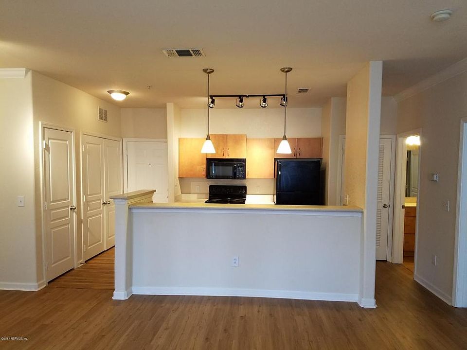 Kitchen & entry