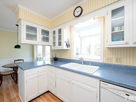 3rd image of 605 Emory Dr