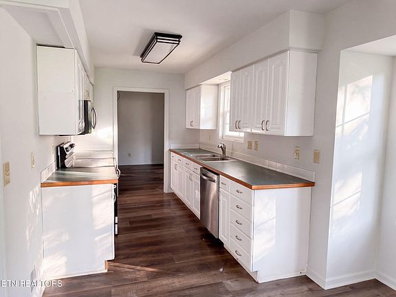 2nd image of 141 Meadow View Ln