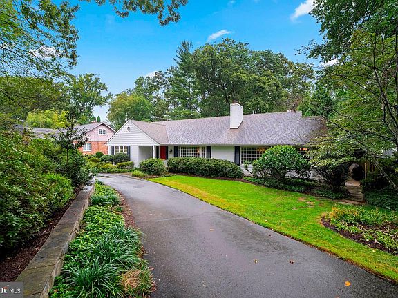 3rd image of 1611 Forest Ln